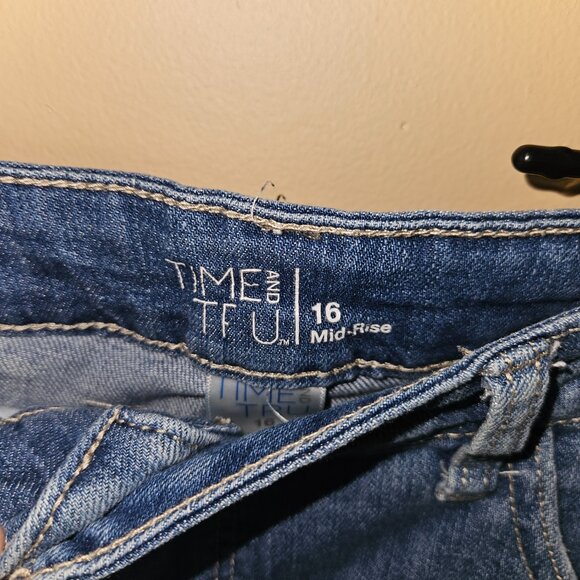 Time & Tru 16 Mid Rise Distressed Denim Shorts - Picture 2 of 5